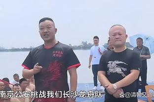 ?爱了爱了！李凯尔赛前在自己的中国球衣上签名